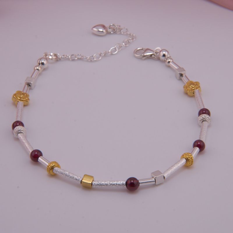 Armband aus Silber mit vergoldeten Elementen und Granat Kugeln